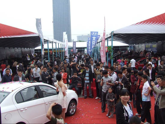 2012无锡车展美女车模图片