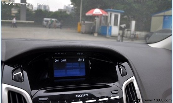 1.6L该选谁 2012款福克斯三厢对比新速腾(18) 大家车网