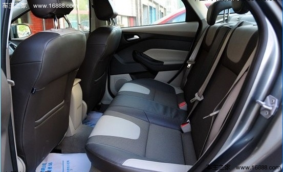 1.6L该选谁 2012款福克斯三厢对比新速腾(26) 大家车网