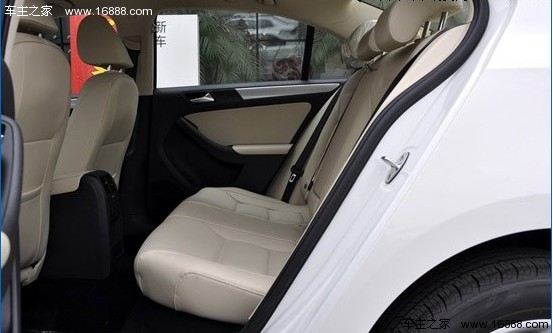 1.6L该选谁 2012款福克斯三厢对比新速腾(27) 大家车网