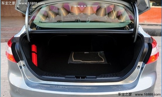 1.6L该选谁 2012款福克斯三厢对比新速腾(31) 大家车网