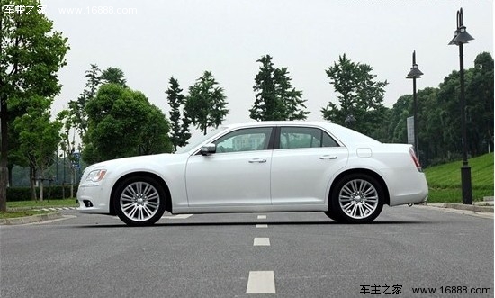 新一代的较量 克莱斯勒300C对比奥迪A6L(5) 大家车网