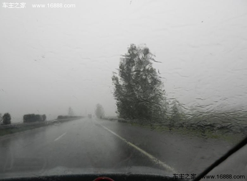 如何保证安全?教你在台风天各种路况行车_安