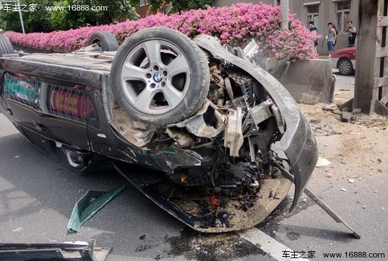 广州宝马高速撞向护栏 车辆受损无人伤亡_生活