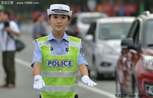 一周车事囧图:陕西汉中美女交警爆红!
