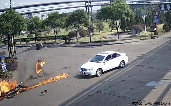 一周车事囧图 摩托车与汽车碰刮后漏油