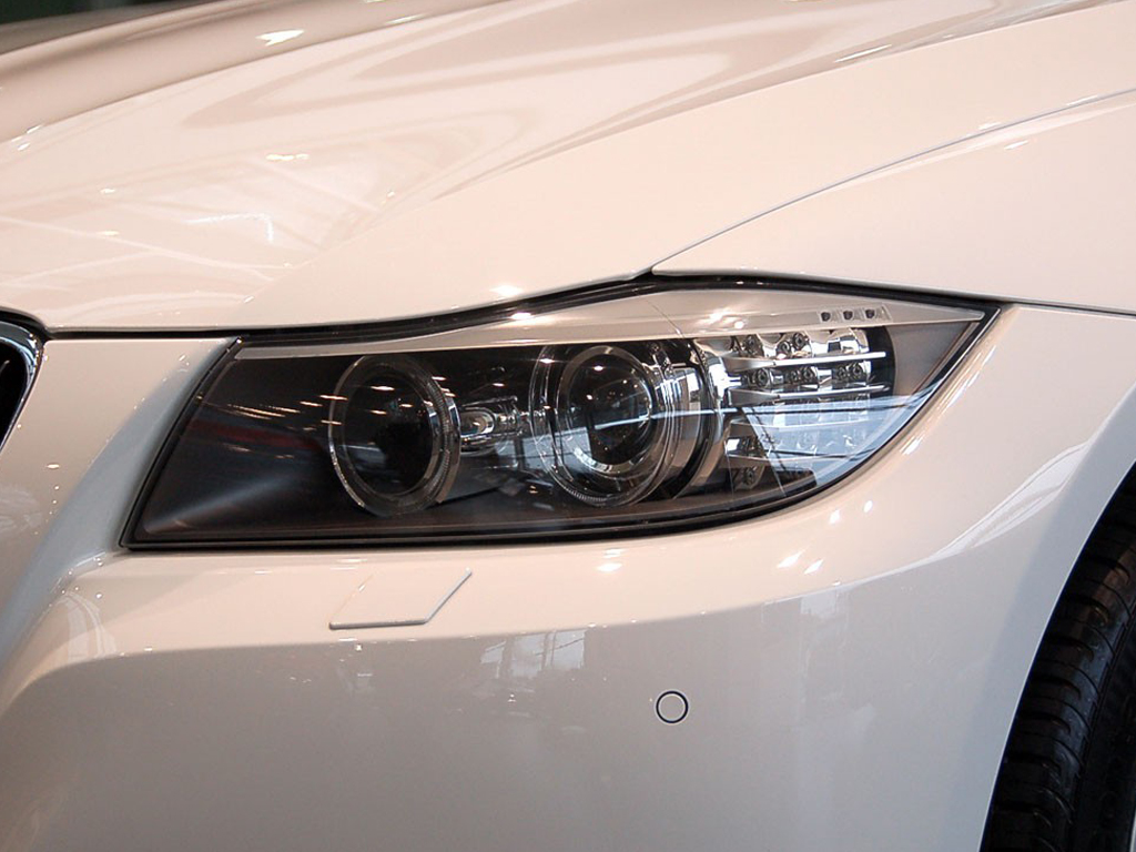 白色宝马3系 09款 320i豪华型左前大灯