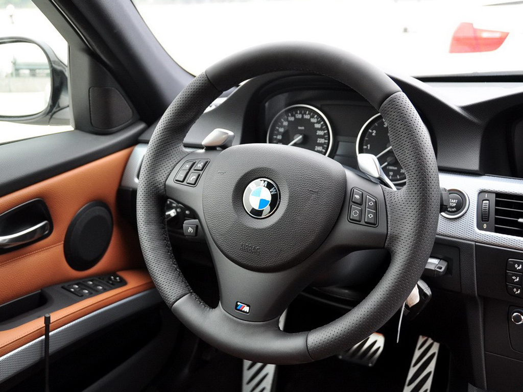 白色宝马3系 09款 325i isports方向盘