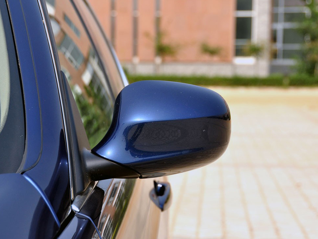 蓝色宝马3系 09款 325i豪华型后视镜