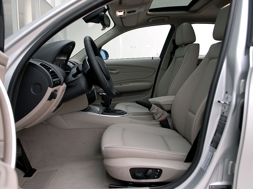 银色宝马1系 08款 130i 自动挡前排腿部空间|宝马1系内饰图片 – 车主