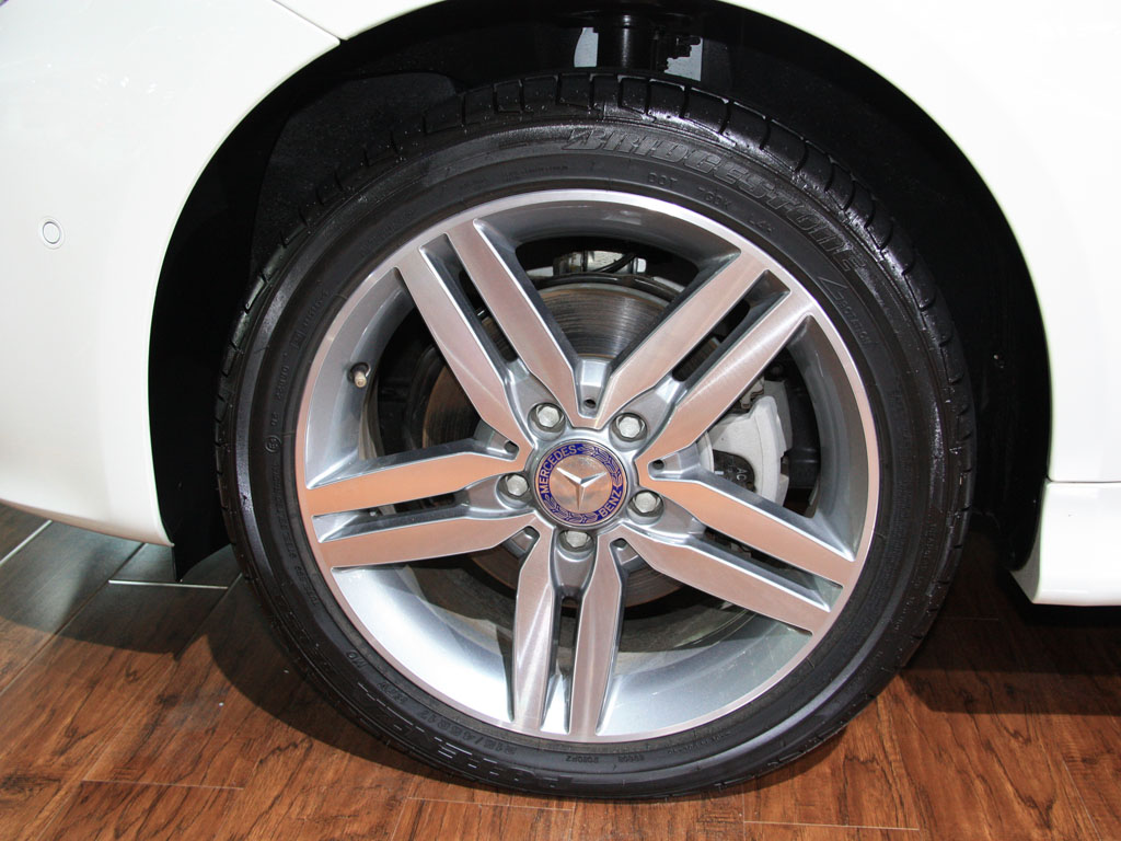 汽车图库 奔驰 进口奔驰 奔驰b级(42/289) 外观 右后轮 参考成交价