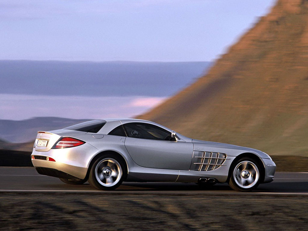 银色奔驰slr右侧正视