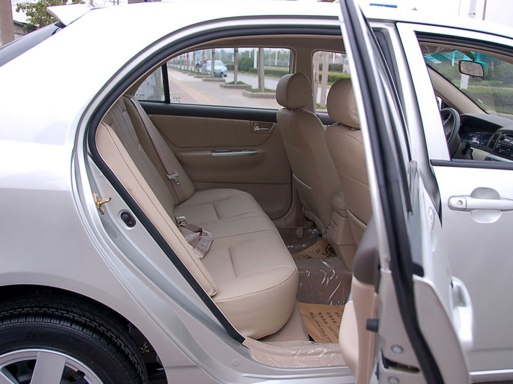 银色比亚迪f3r后排空间