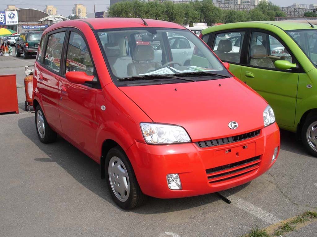 红色爱迪尔车身右前