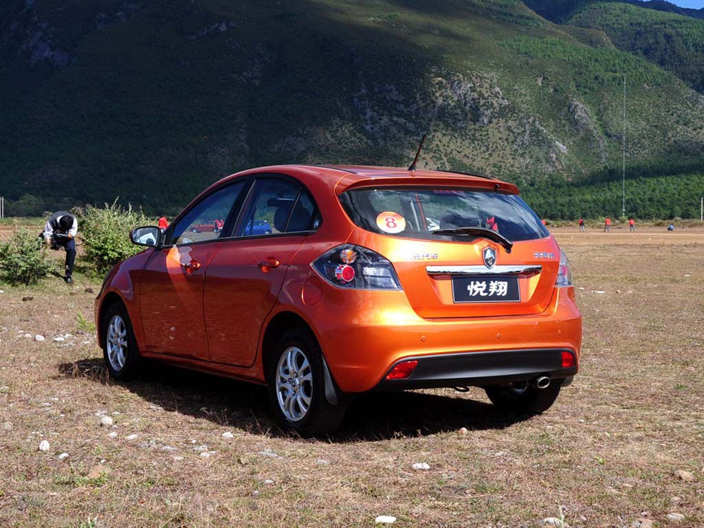 橙色悦翔车身左后