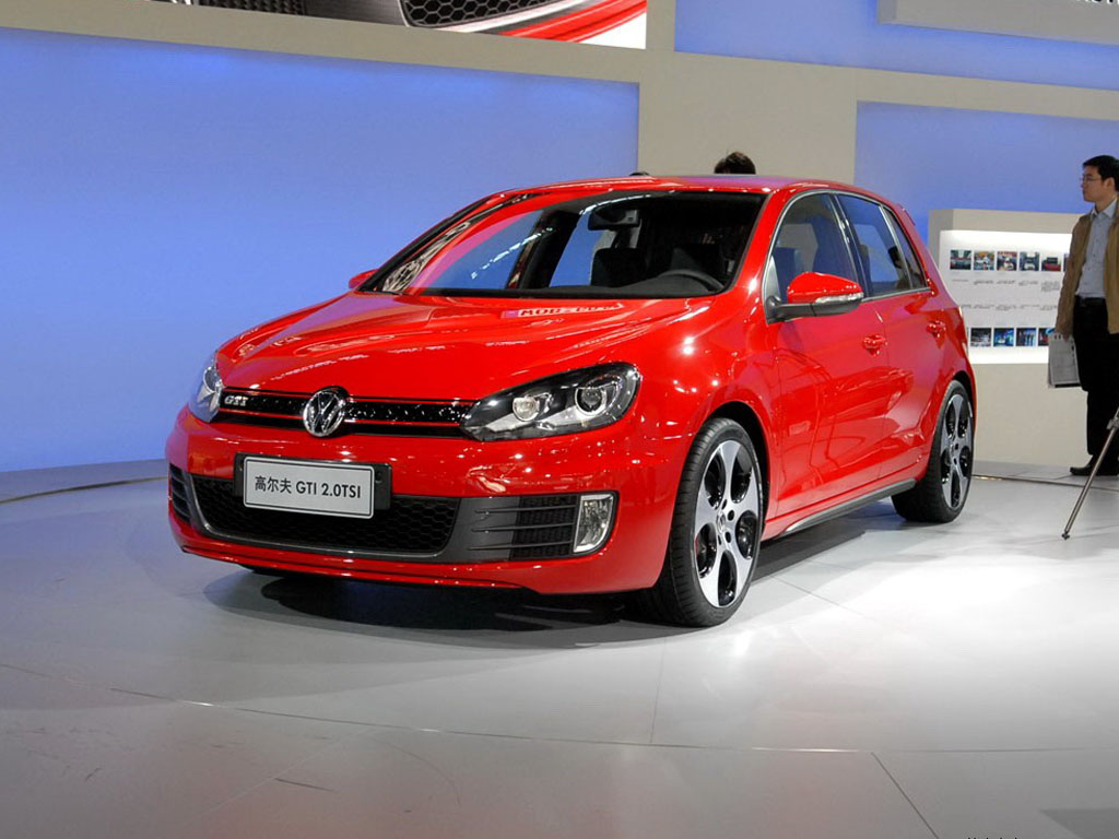 红色高尔夫左侧45度