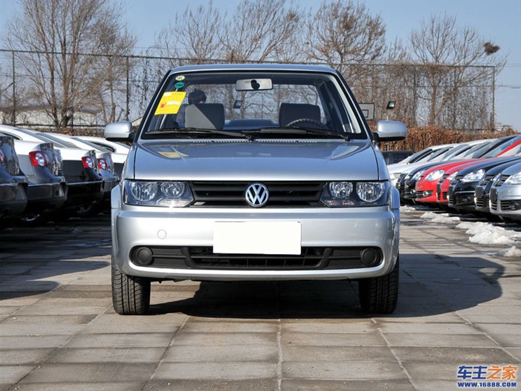 银色捷达正后方