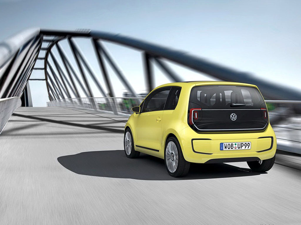 大众up!黄色大众up后侧正视