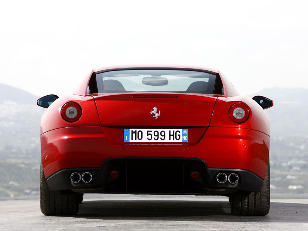 红色2010款 fiorano hgte车侧正视