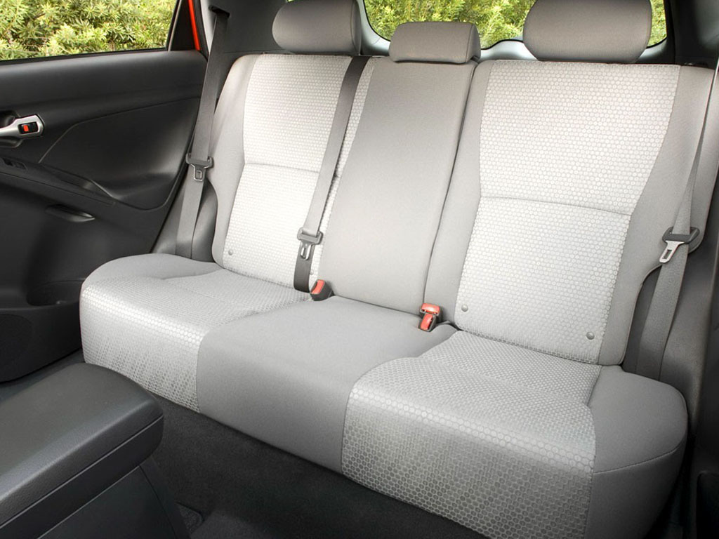 灰色丰田matrix后排座椅