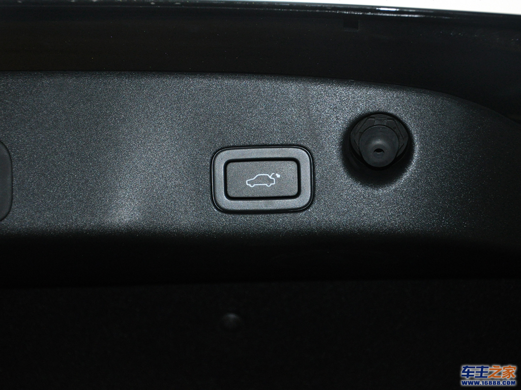 后尾箱关闭按钮