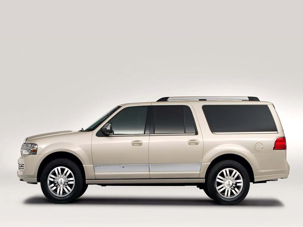 白色领航员车侧正身