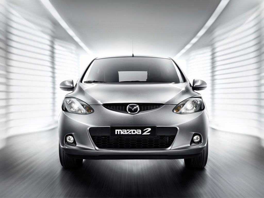 灰色马自达2车身正视