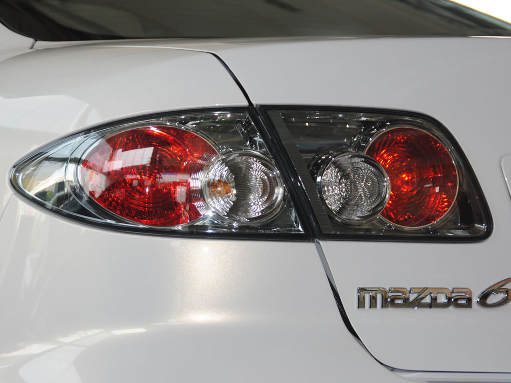 马自达6左后尾灯