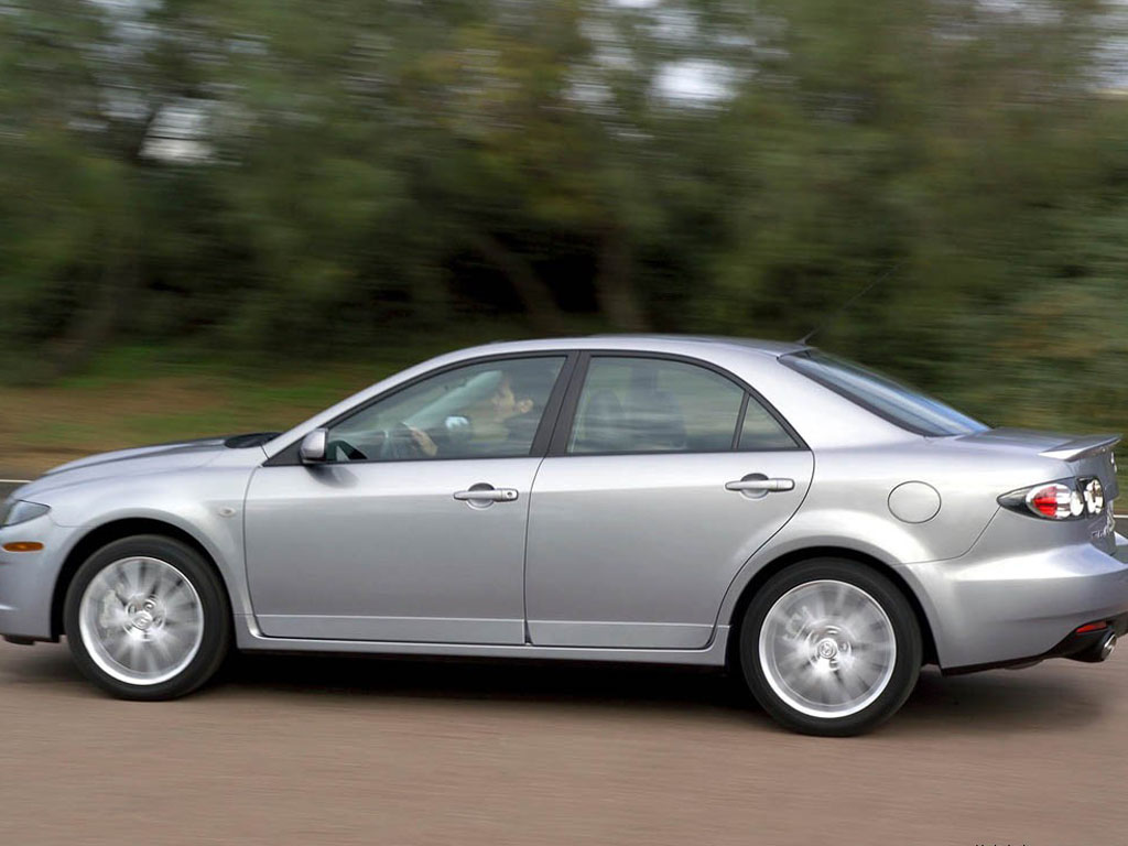 银色海外马自达6左侧正视