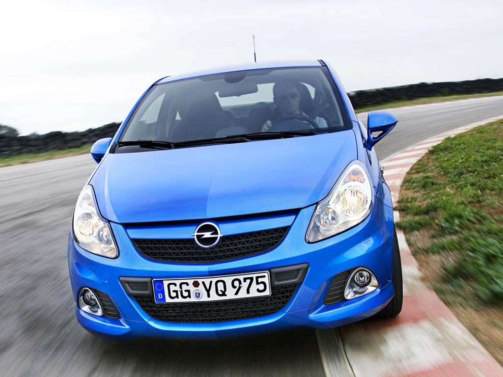 蓝色欧宝corsa直接前脸