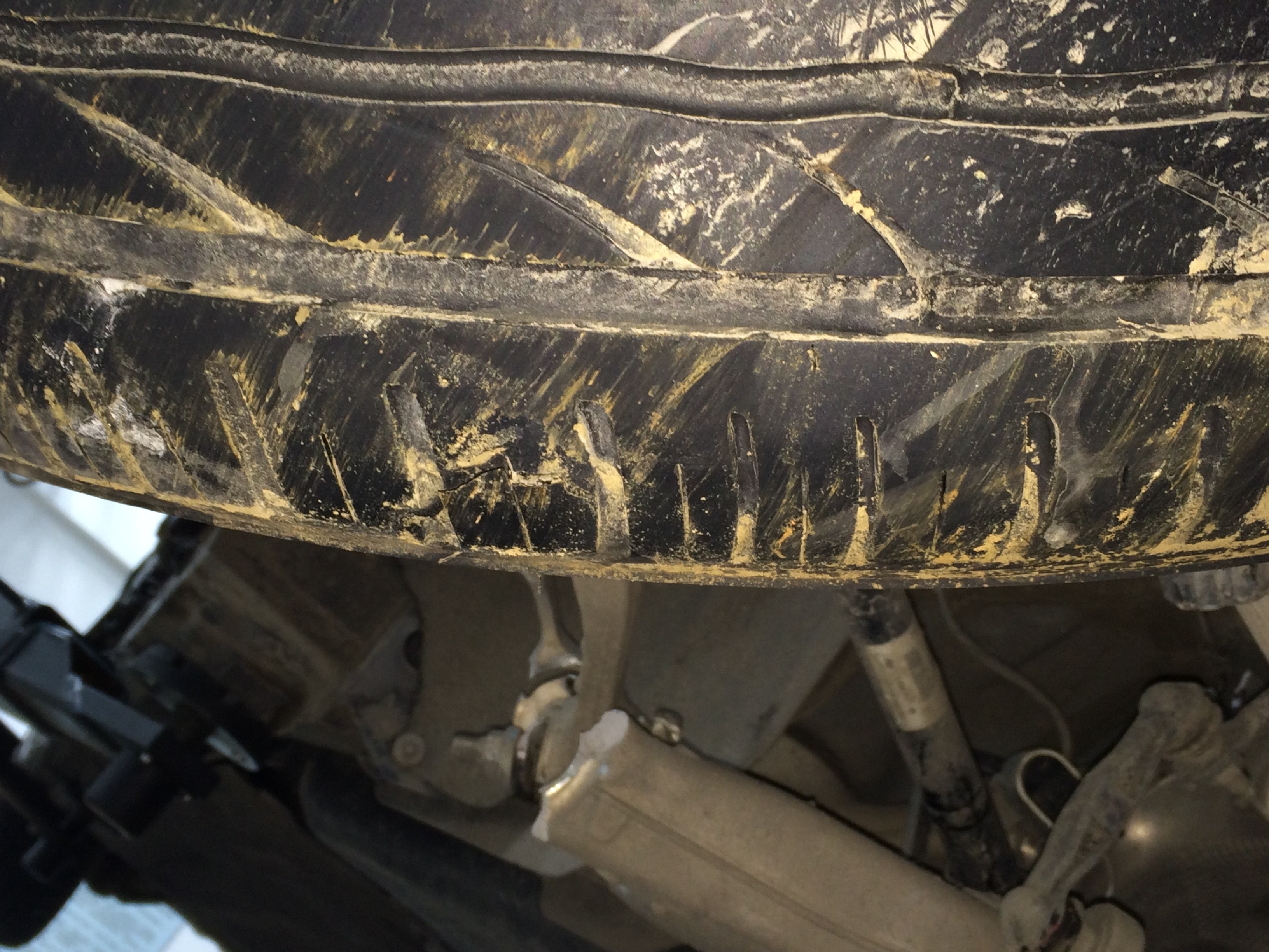 宝马5系悬挂断裂,传动轴脱落