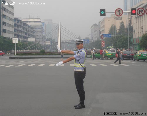 交警左转弯待转手势图片